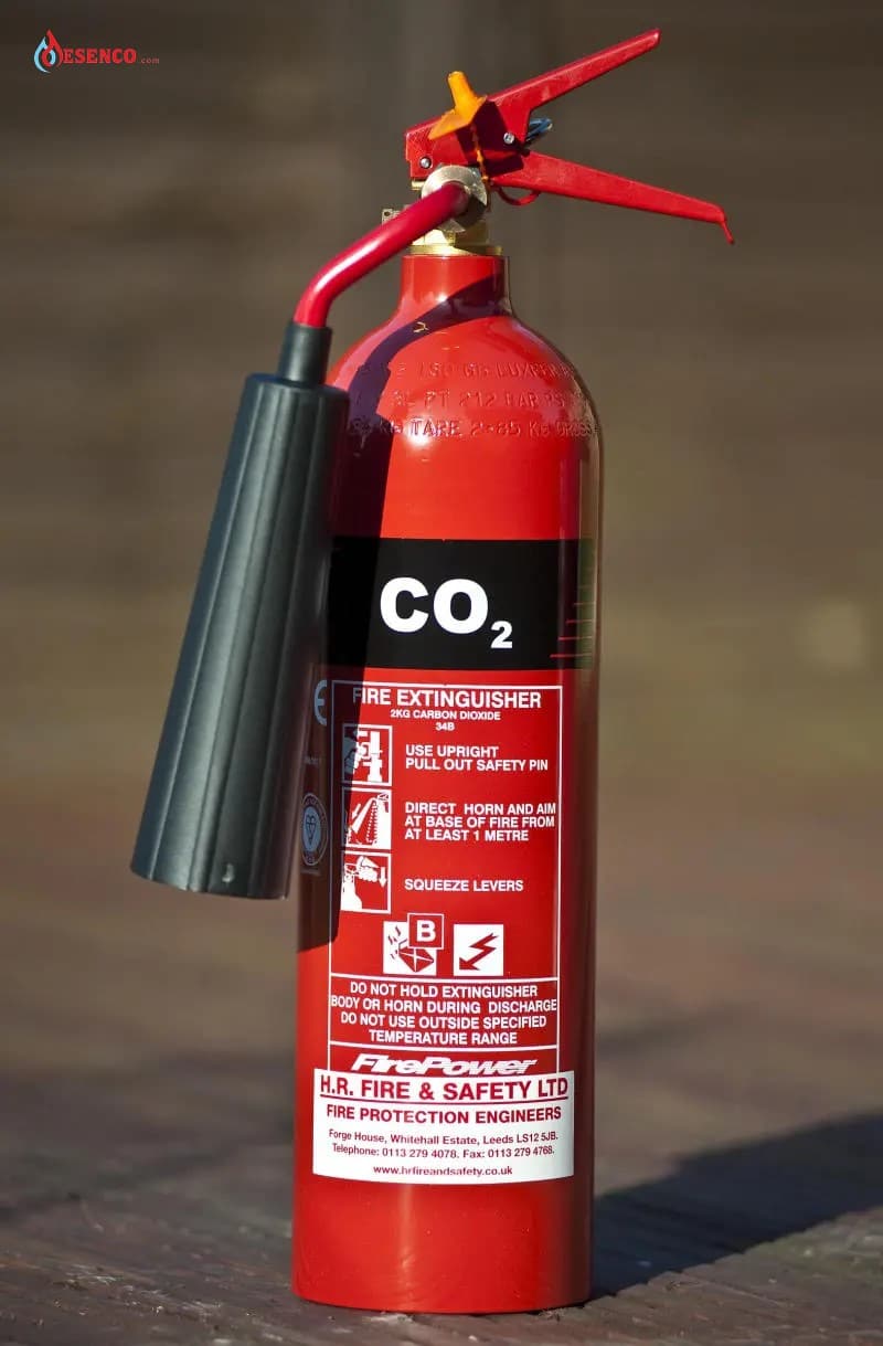 Bình chữa cháy khí CO2 sử dụng chất chữa cháy là khí CO2 được nén áp suất và làm lạnh xuống -79 độ C