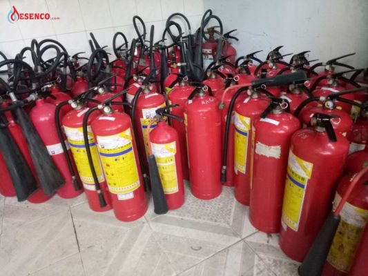Không được sử dụng bình chữa cháy cũ đã bị gỉ sét vỏ bình, tróc lớp sơn tĩnh điện