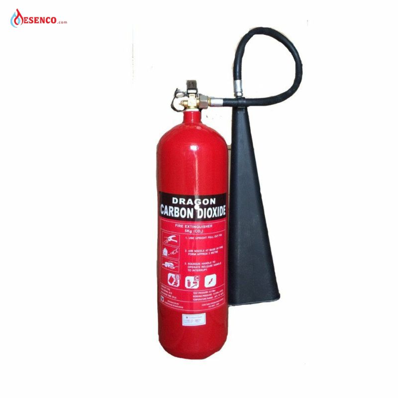 Khí CO2 trong bình chữa cháy có áp suất rất lớn và có thể gây bỏng lạnh nếu dính vào da