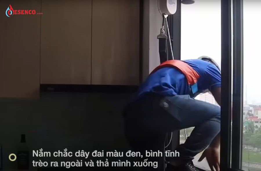 Đeo đai chắc chắc chắn và bình tĩnh trèo ra ngoài, thả mình xuống