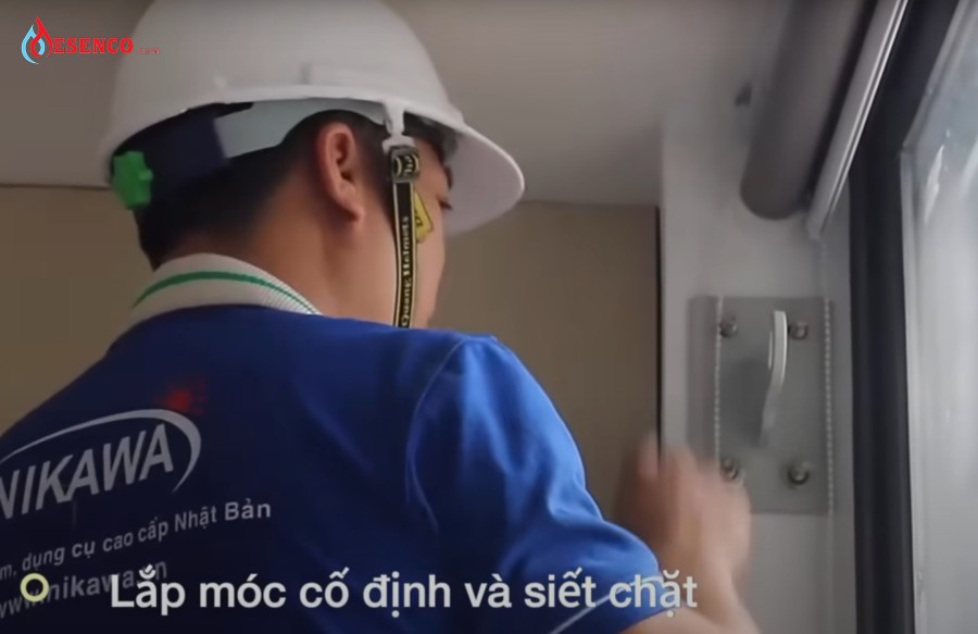 Lắp móc cố định và siết chặt