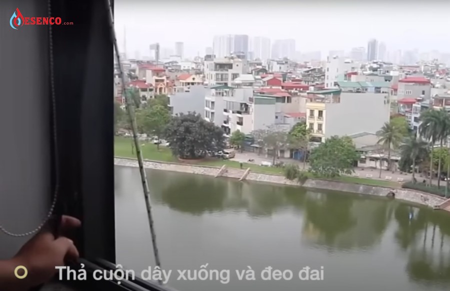 Thả cuộn dây xuống và đeo đai