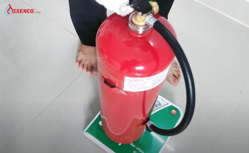 Cân khối lượng của bình chữa cháy